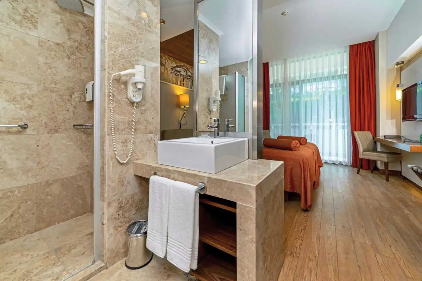 Commodore Elite Suite & Spa Badezimmer