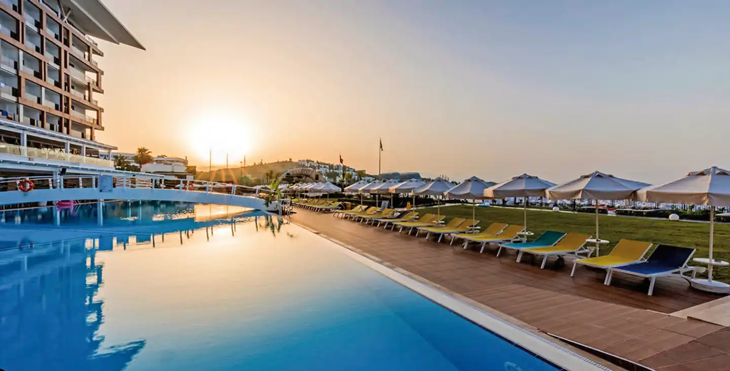 Sirius Deluxe Pool
