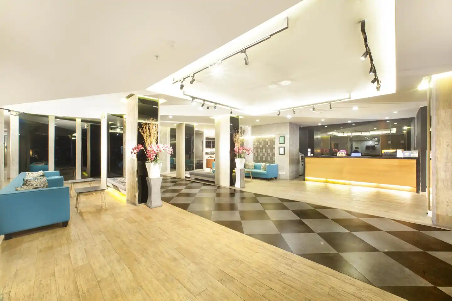SEVN Legian Hotel Lobby