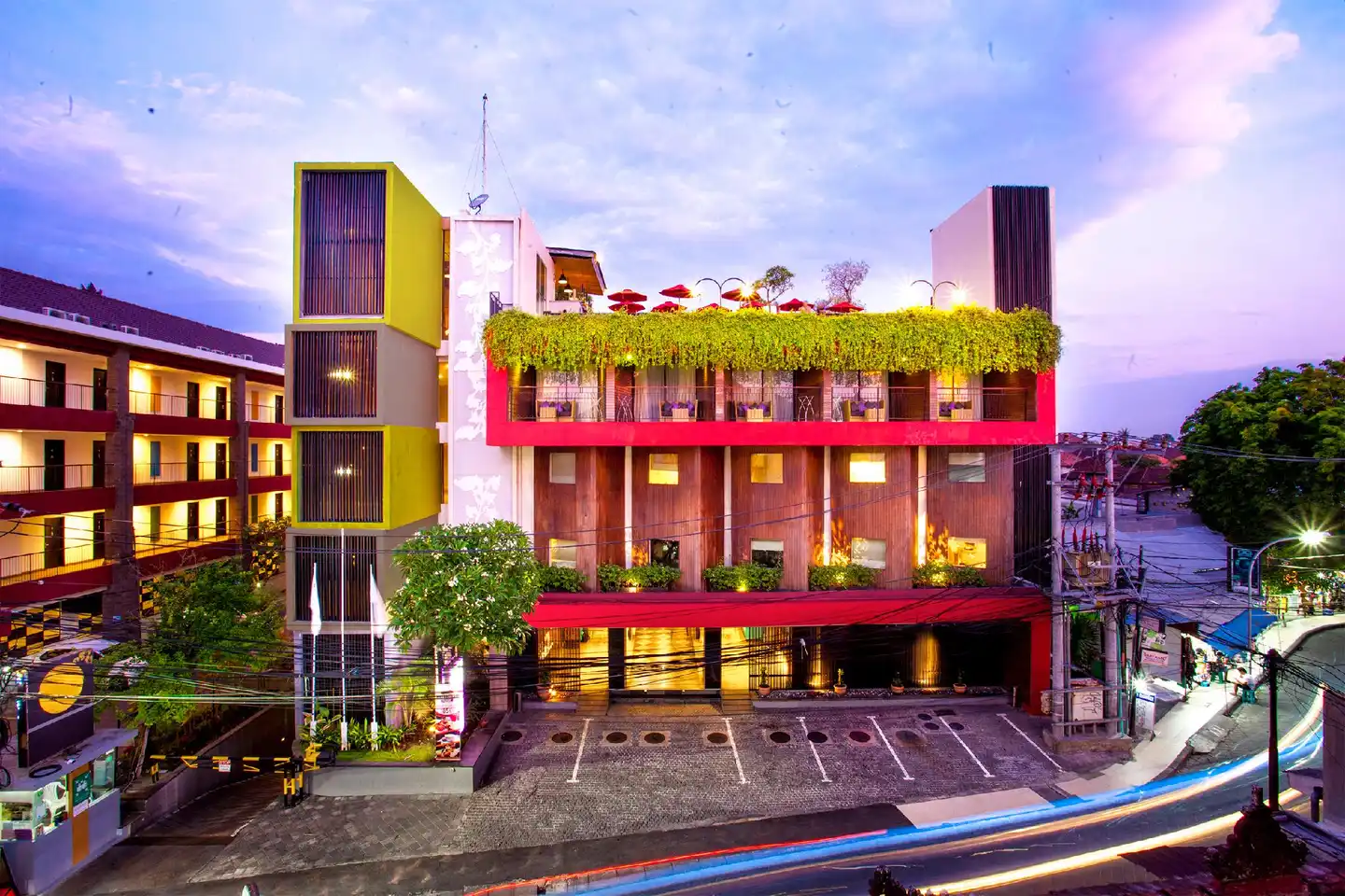 SEVN Legian Hotel Aussenansicht