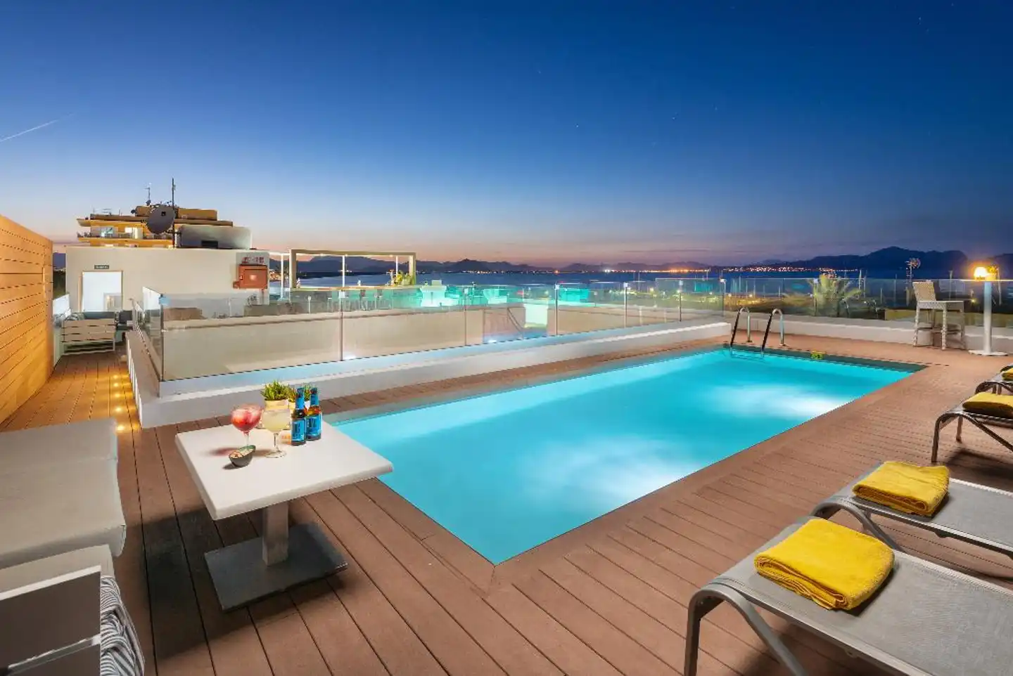 Llaut Boutique Pool