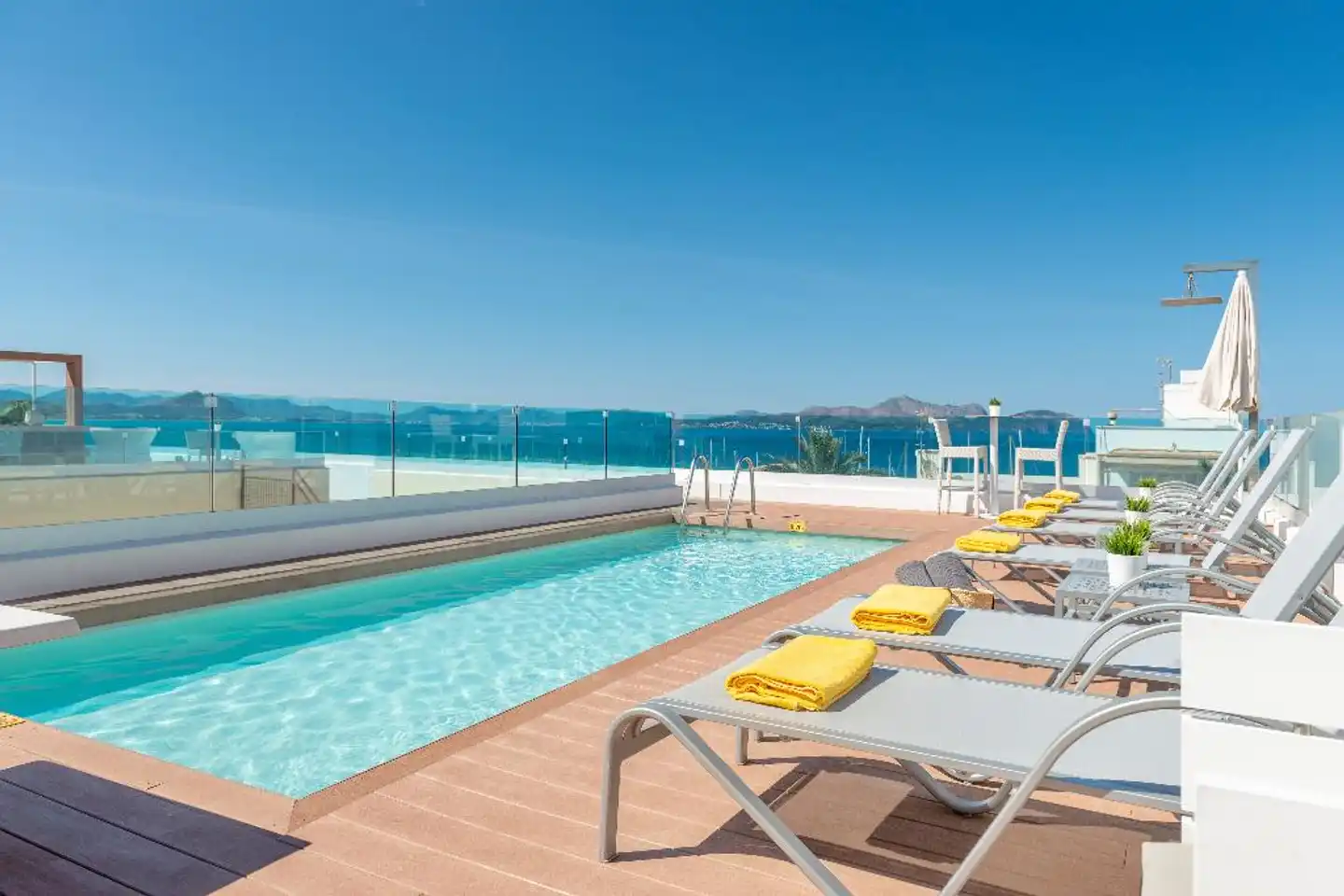 Llaut Boutique Pool