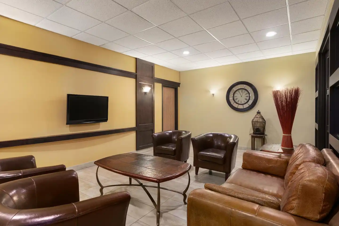 Days Inn by Wyndham Levis Lobby