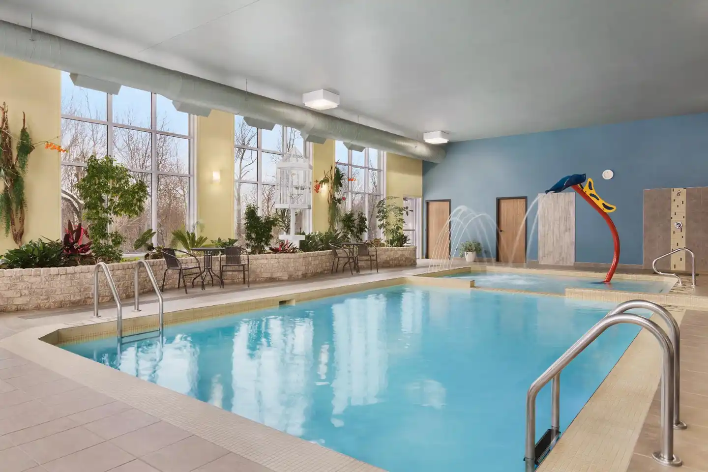 Days Inn by Wyndham Levis Hallenbad