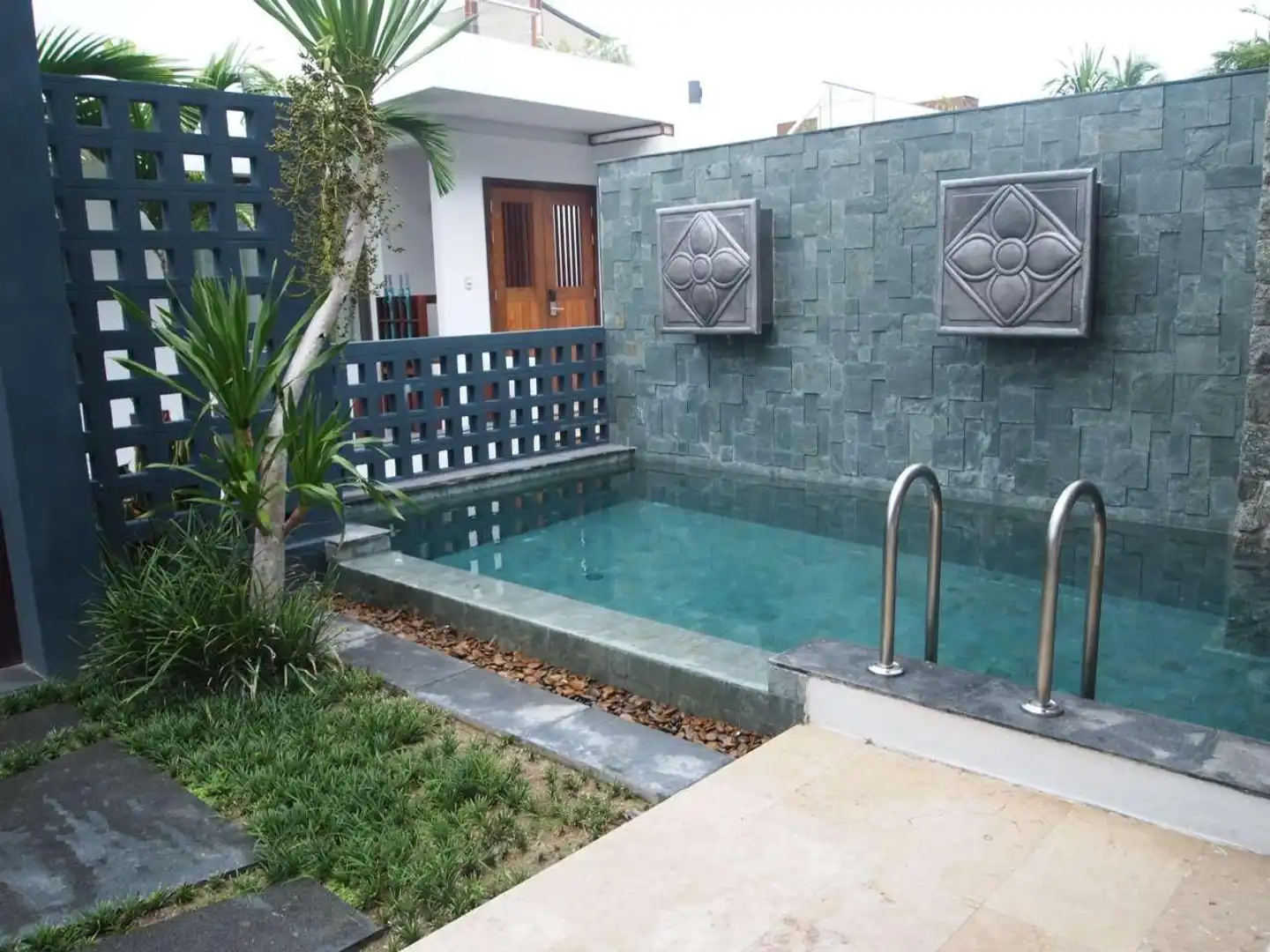 Nchantra Pool Suite Residences Aussenansicht