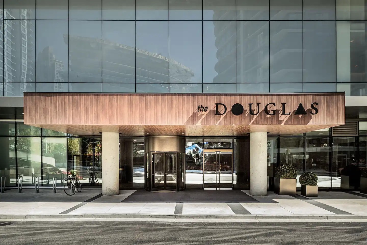 the DOUGLAS, Autograph Collection Aussenansicht