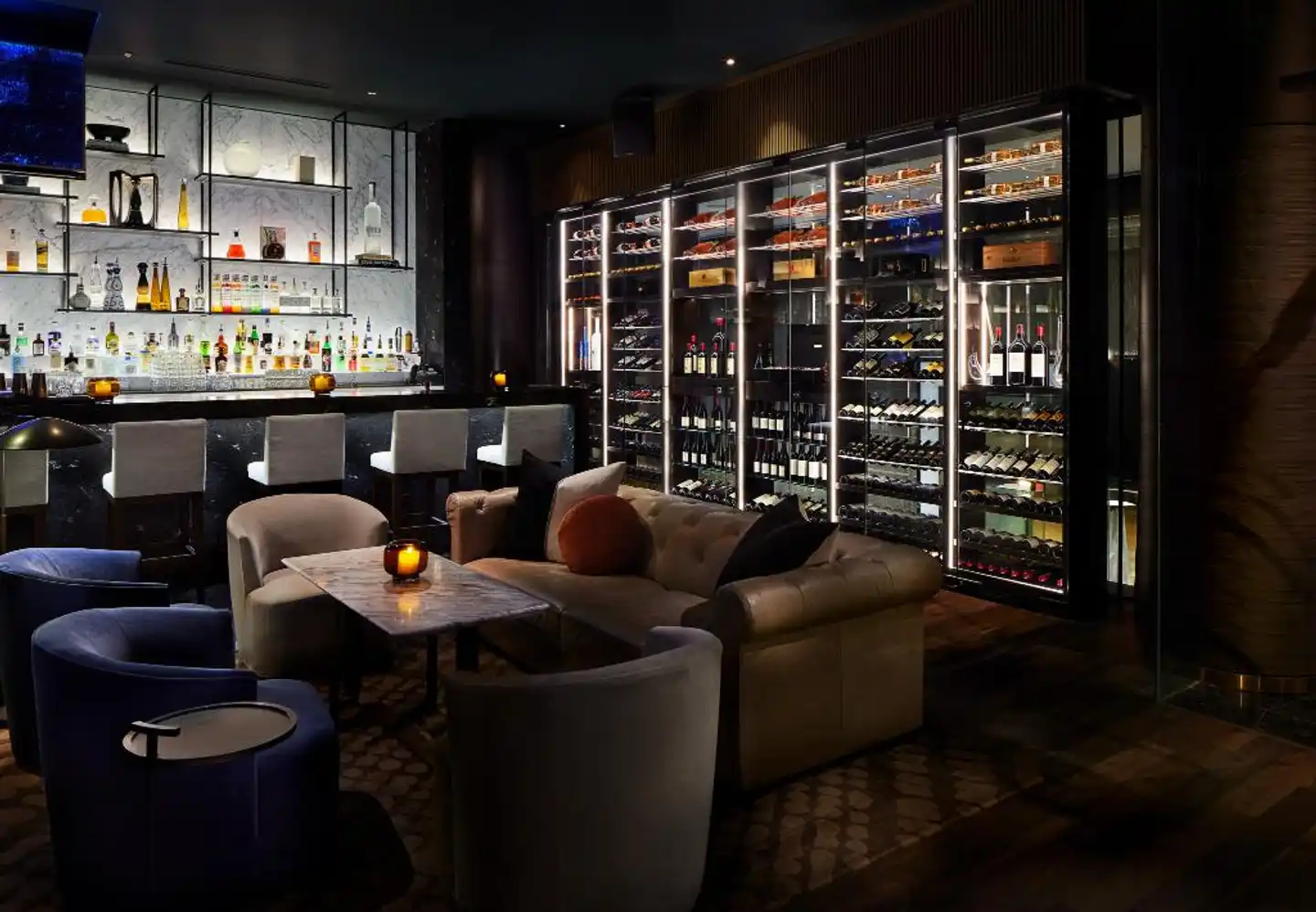 Paradox Hotel Vancouver Bar