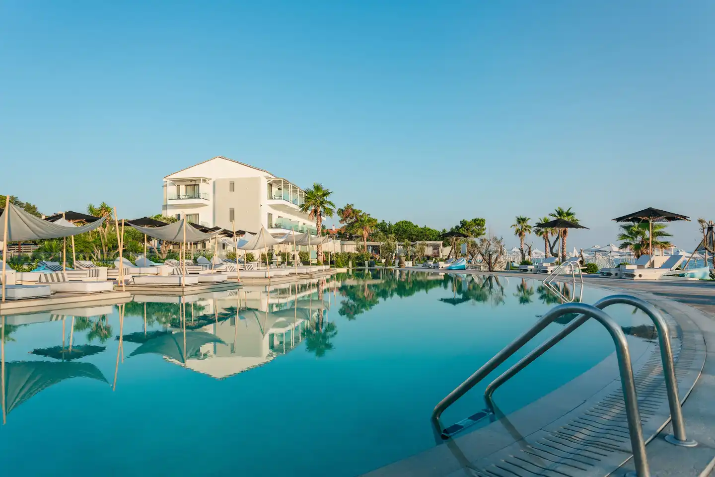 Blue Carpet Luxury Suites Pool