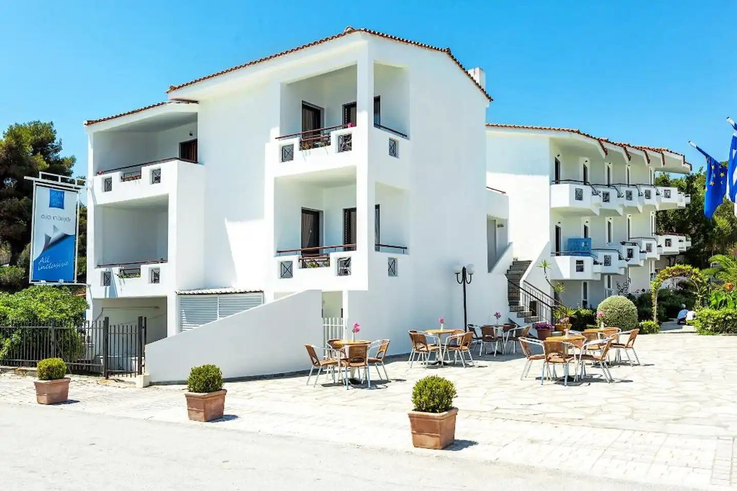 Xenios Dolphin Beach Aussenansicht