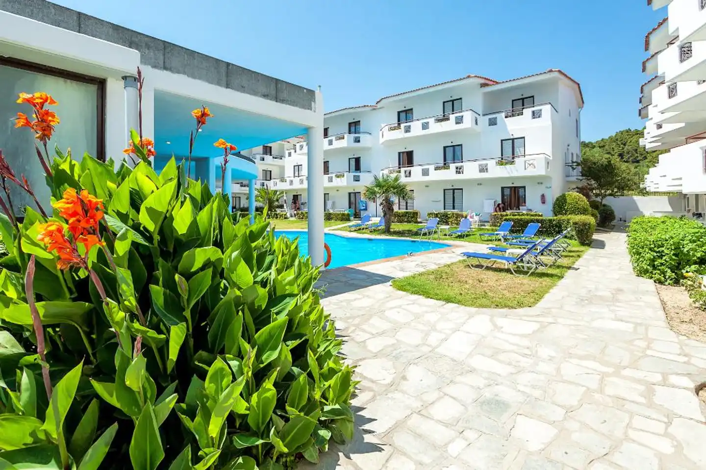 Xenios Dolphin Beach Aussenansicht