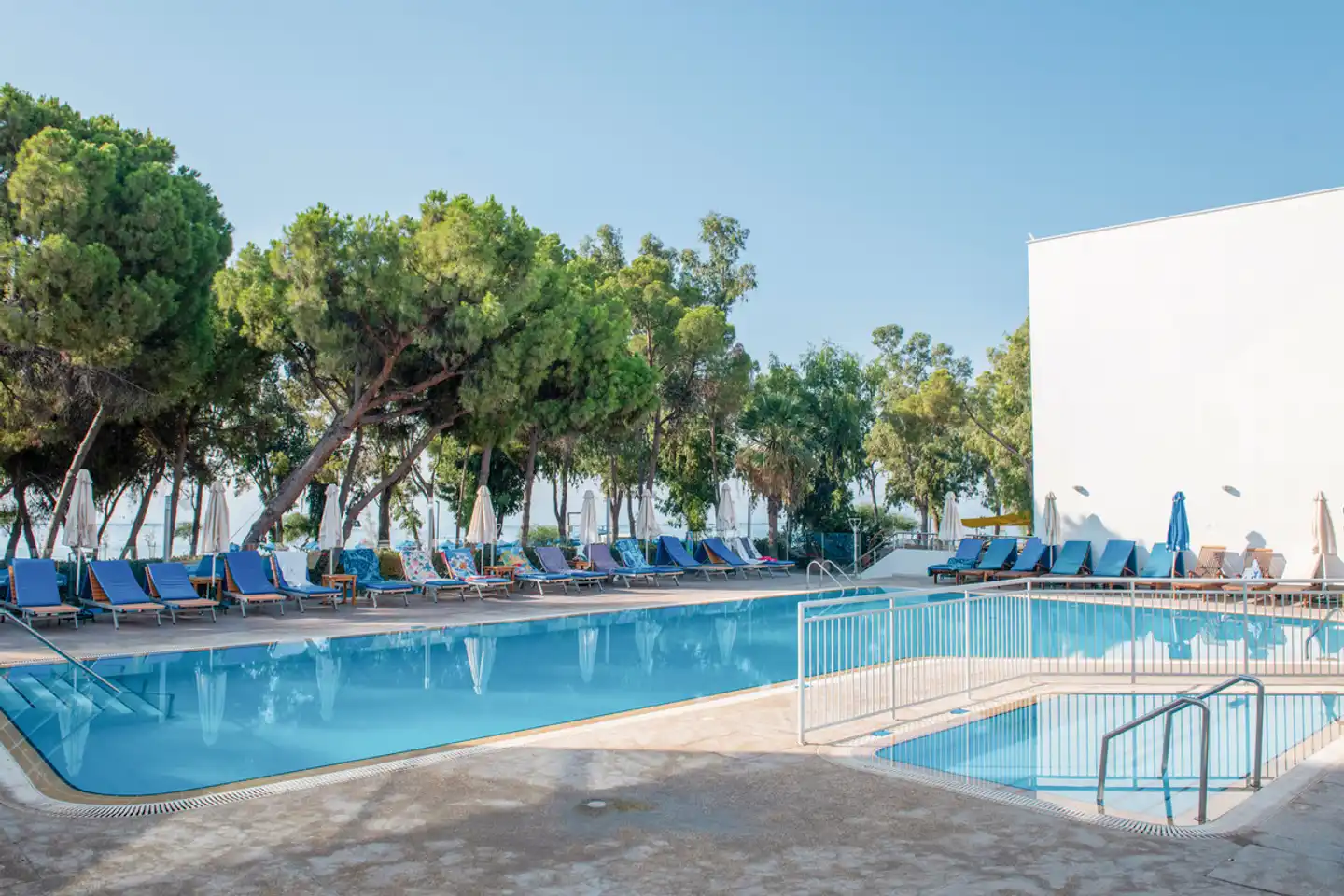 Park Beach Hotel Pool