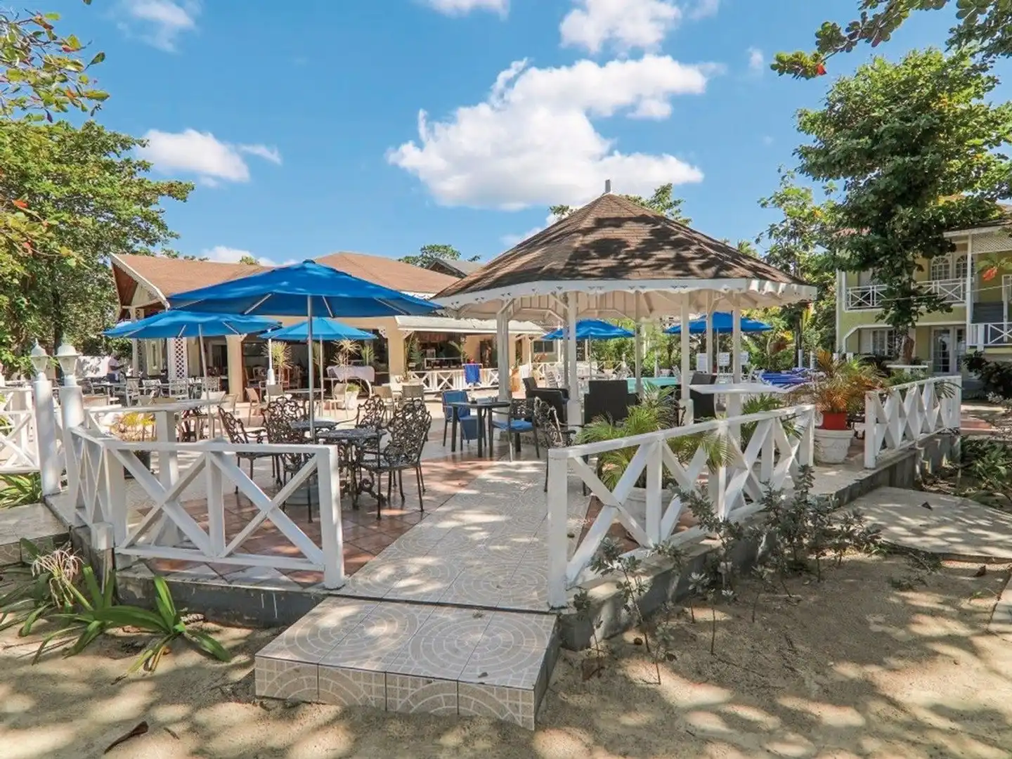 Merril's Beach Resort Terrasse