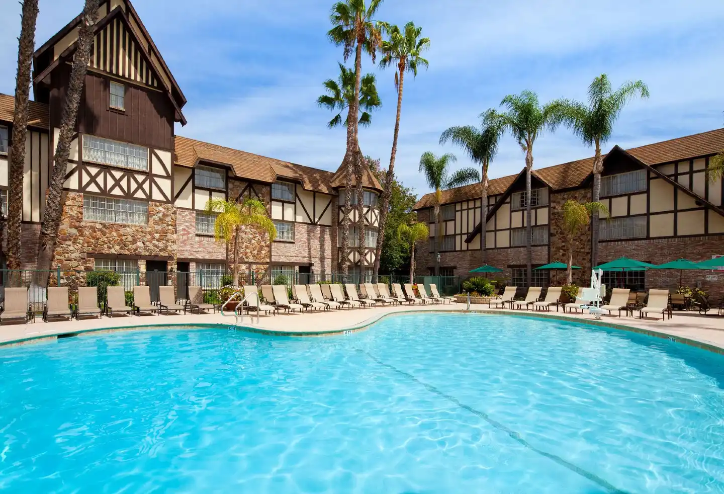 Anaheim Majestic Garden Hotel Pool