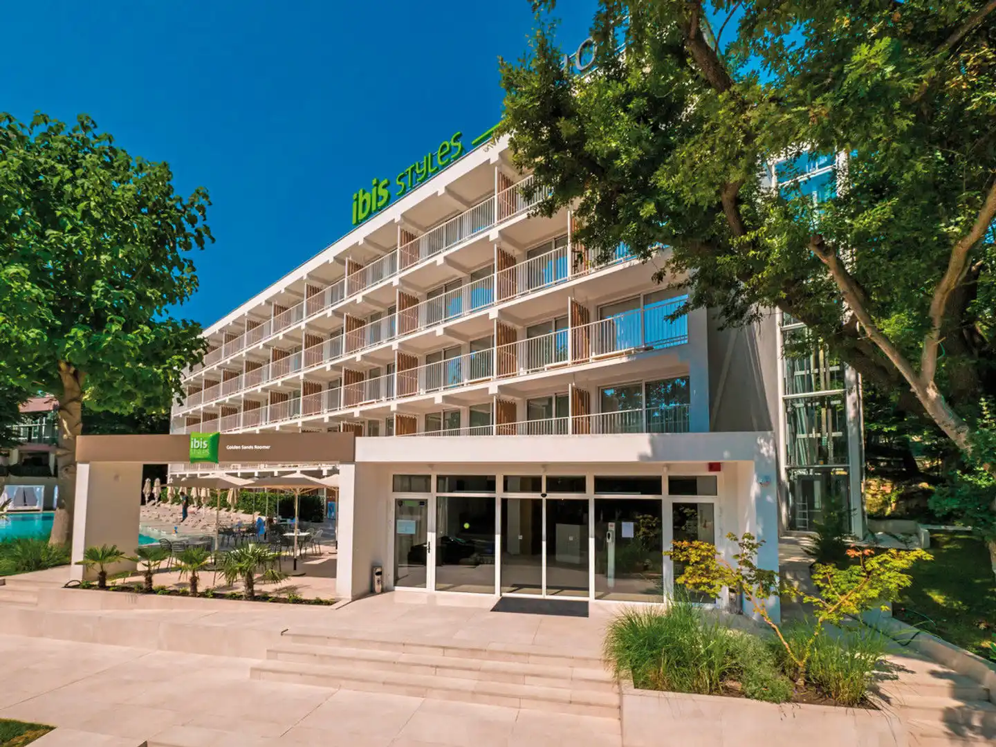 ibis Styles Golden Sands Roomer Hotel Aussenansicht