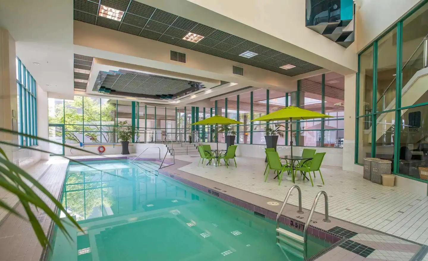 Rosedale on Robson Suite Hotel Hallenbad