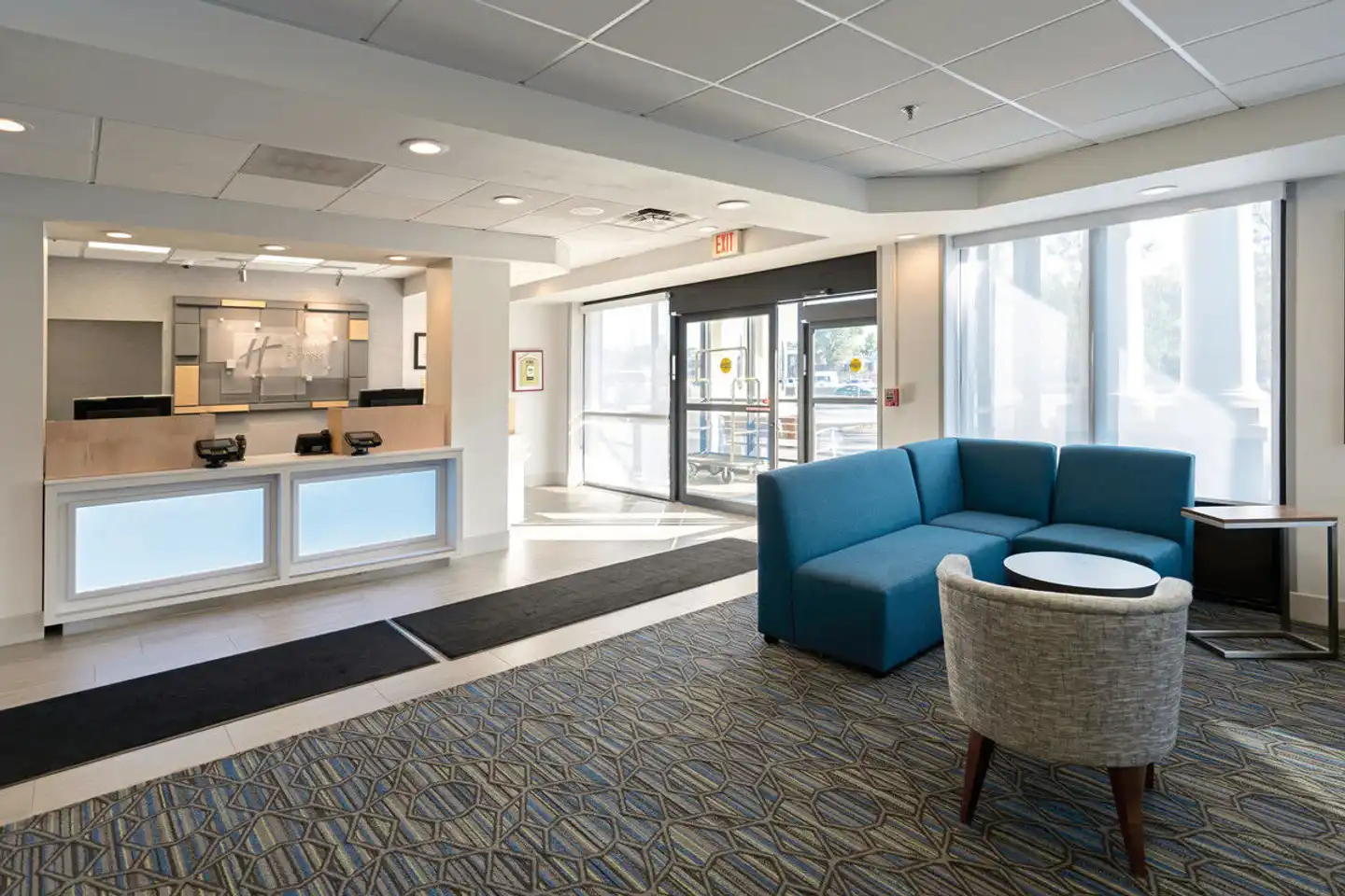 Holiday Inn Express & Suites Boston - Cambridge Lobby