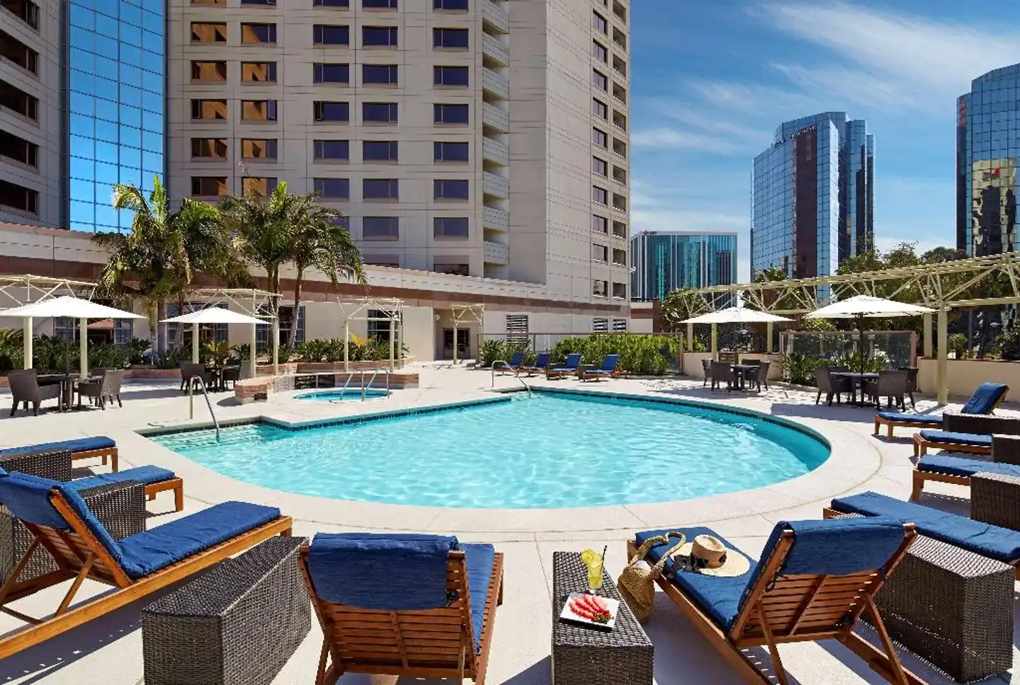 Hilton Long Beach & Executive Meeting Center Pool