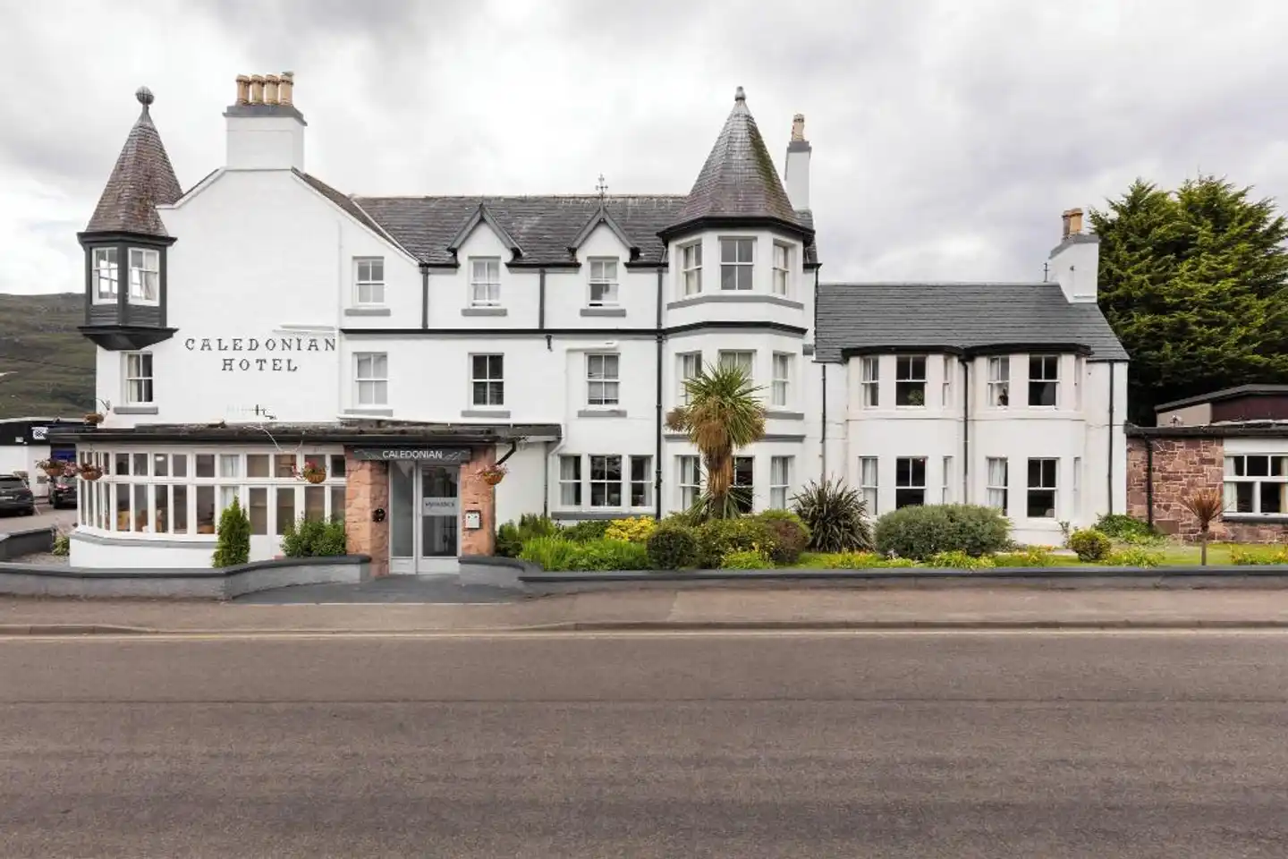Caledonian Hotel Aussenansicht