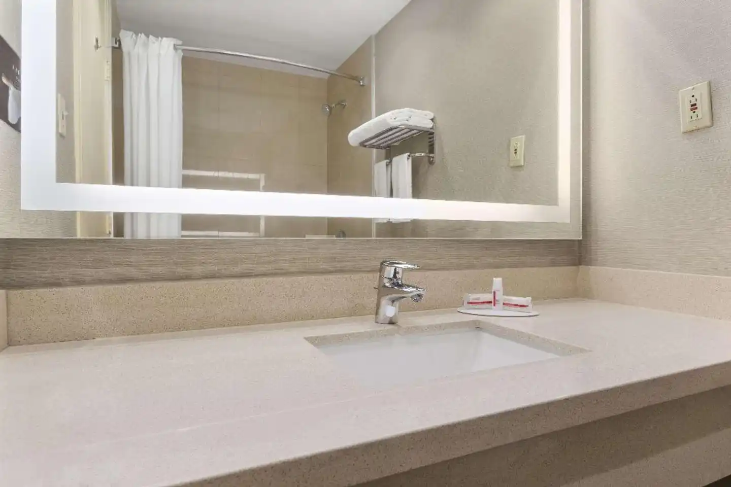 Days Inn by Wyndham Ottawa Badezimmer
