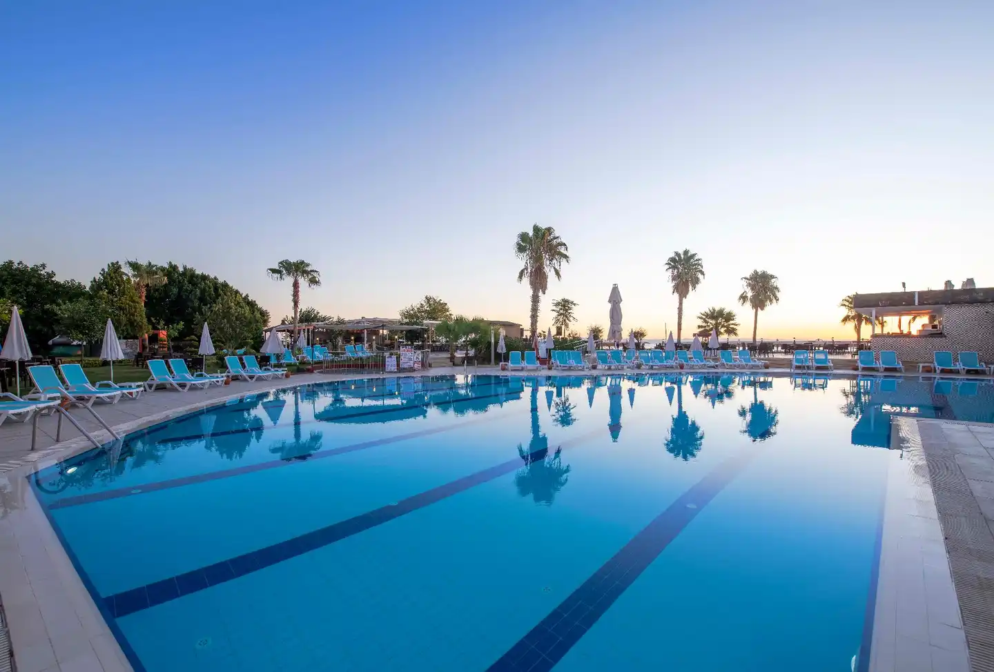 Armas Gul Beach Pool