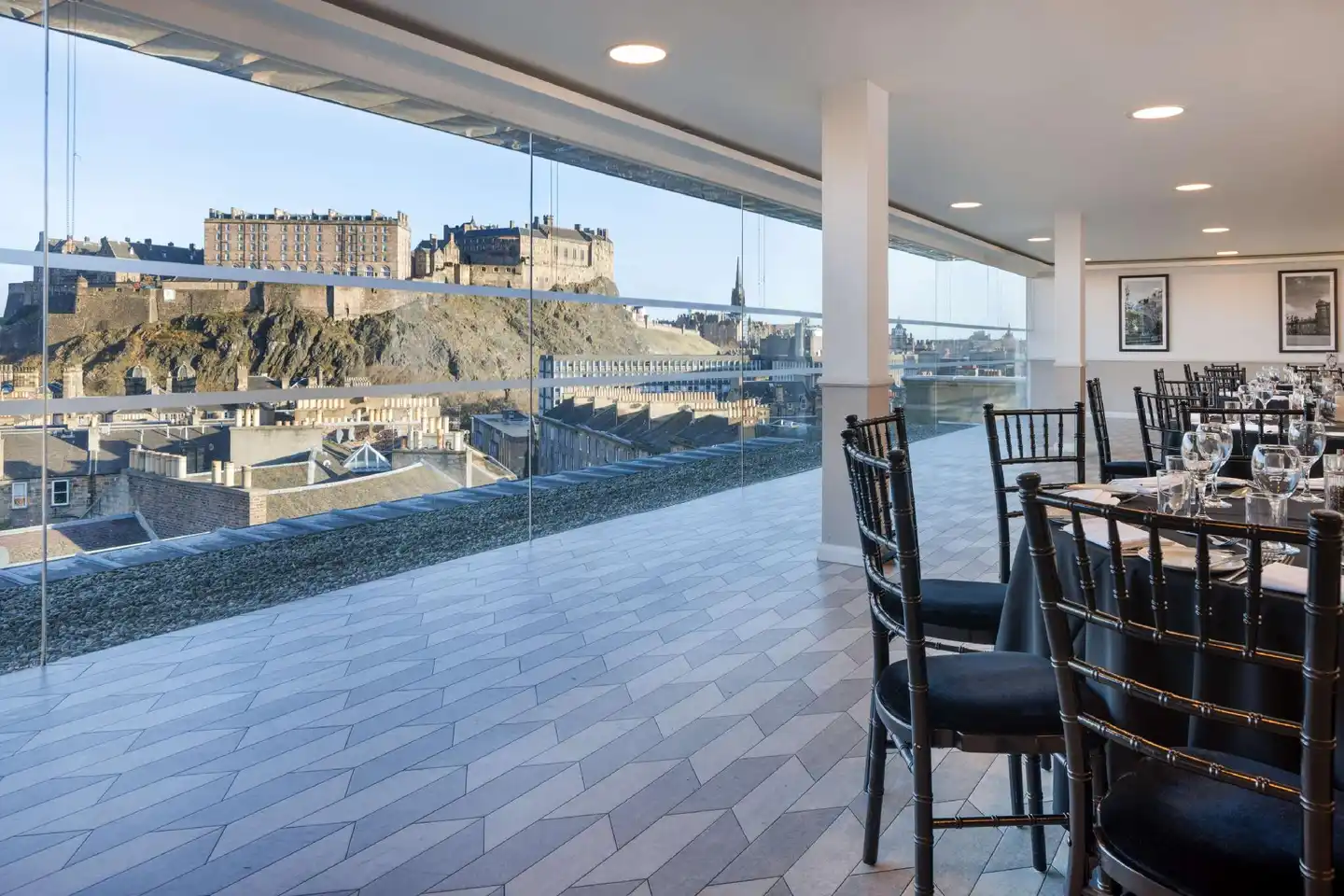DoubleTree by Hilton Hotel Edinburgh City Centre Bar