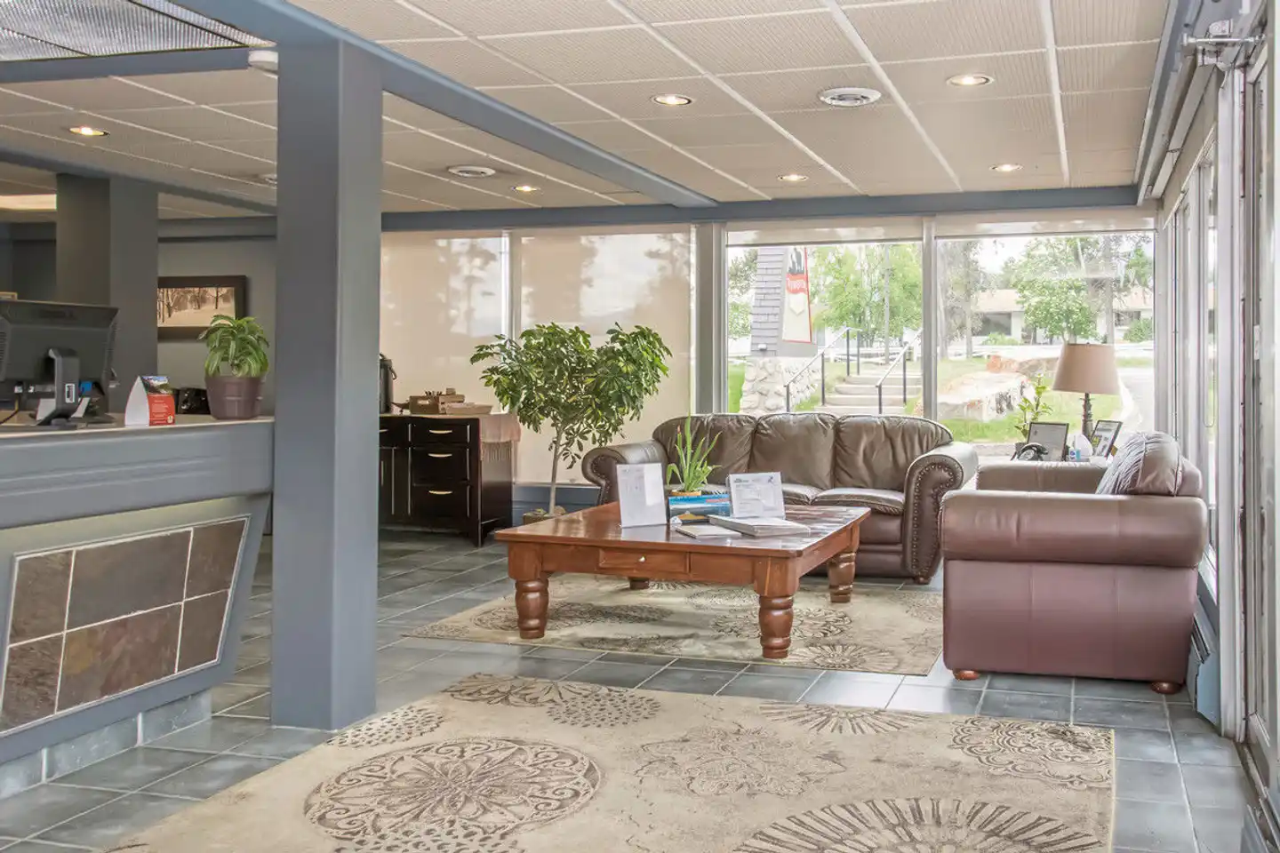 Tonquin Inn Lobby
