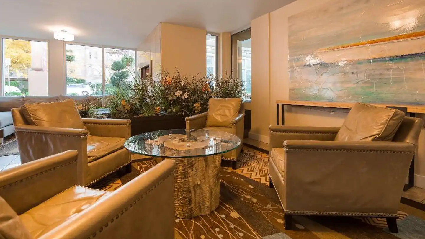 Best Western PLUS Inner Harbour Hotel Lobby