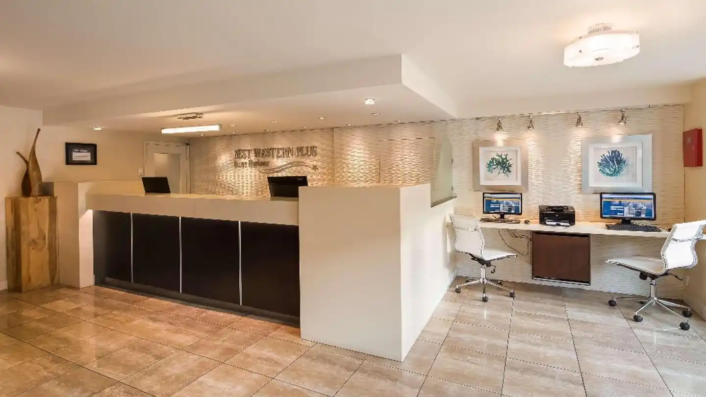Best Western PLUS Inner Harbour Hotel Lobby