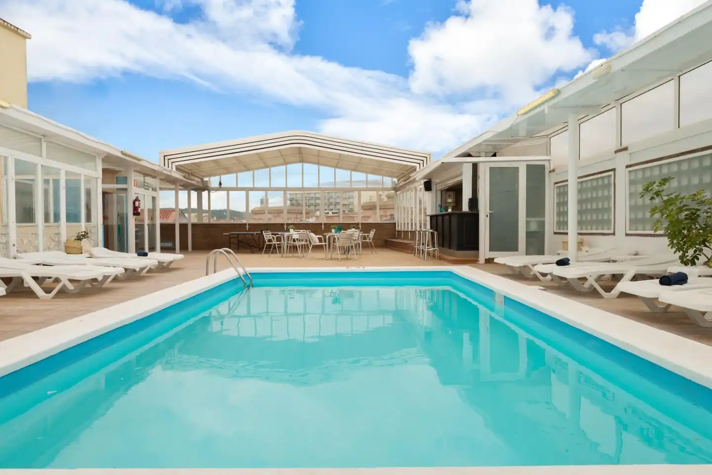 Mercedes Pool