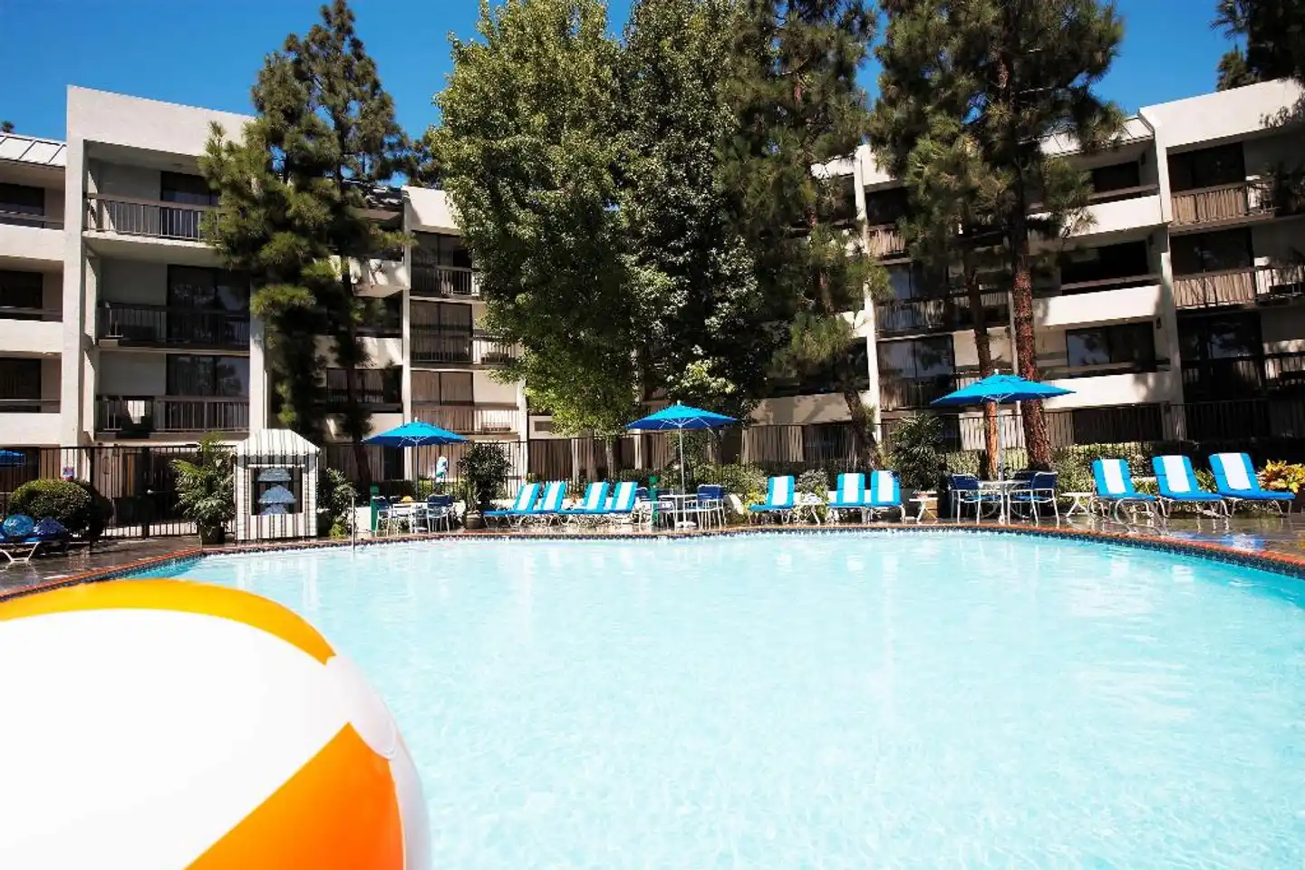 Howard Johnson by Wyndham Anaheim Hotel & Water Playground Pool