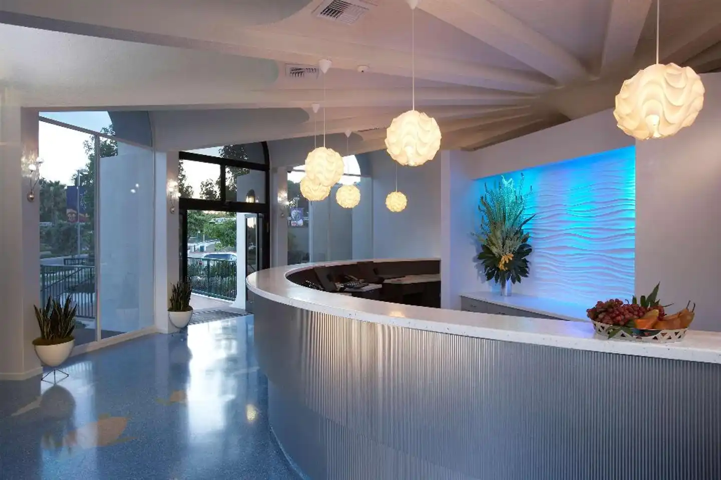 Howard Johnson by Wyndham Anaheim Hotel & Water Playground Hallenbad