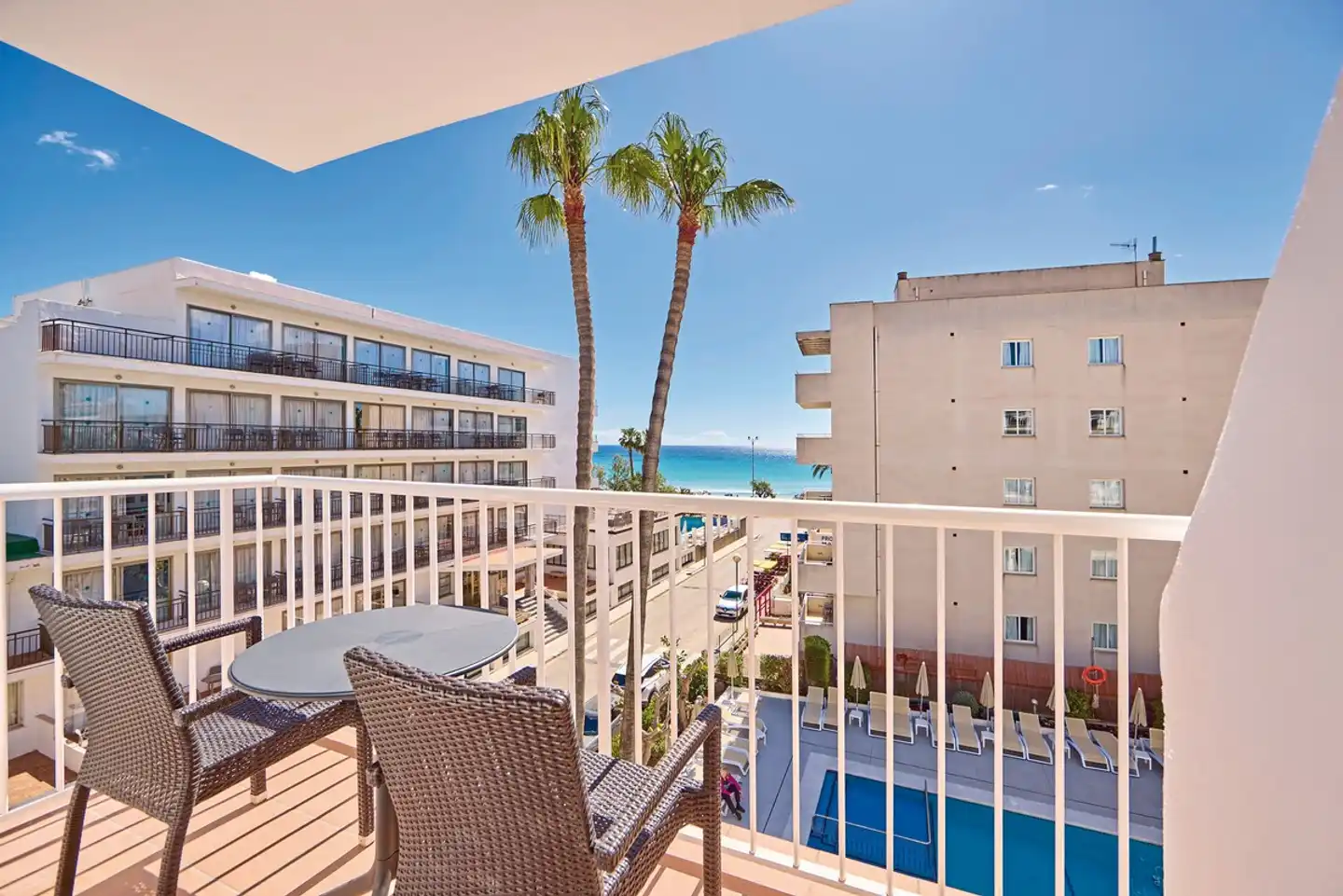 Universal Hotel Bikini Pool