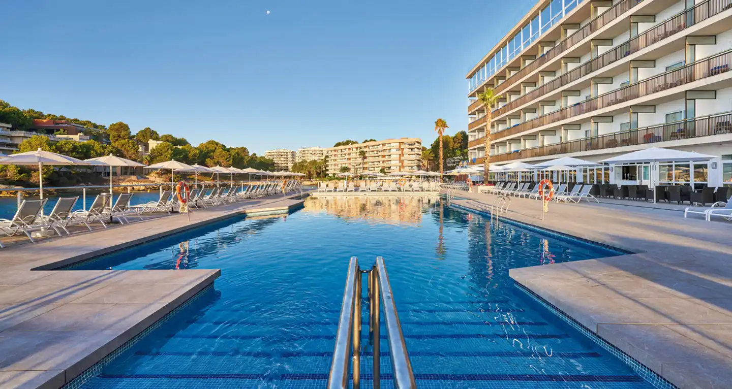 Globales Cala Viñas Pool