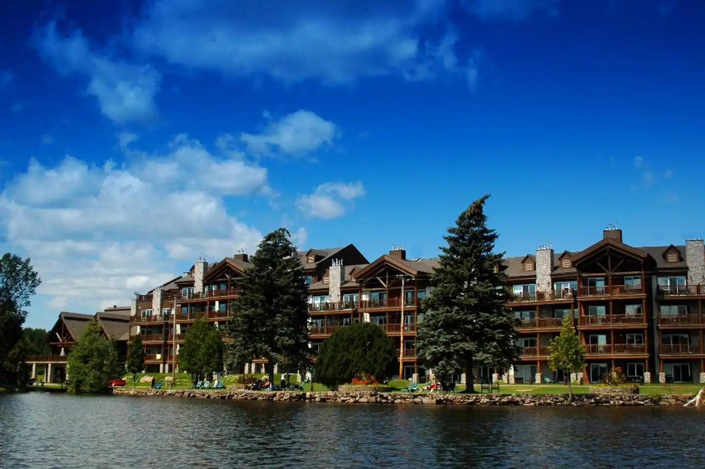 Le Grand Lodge Mont Tremblant Aussenansicht