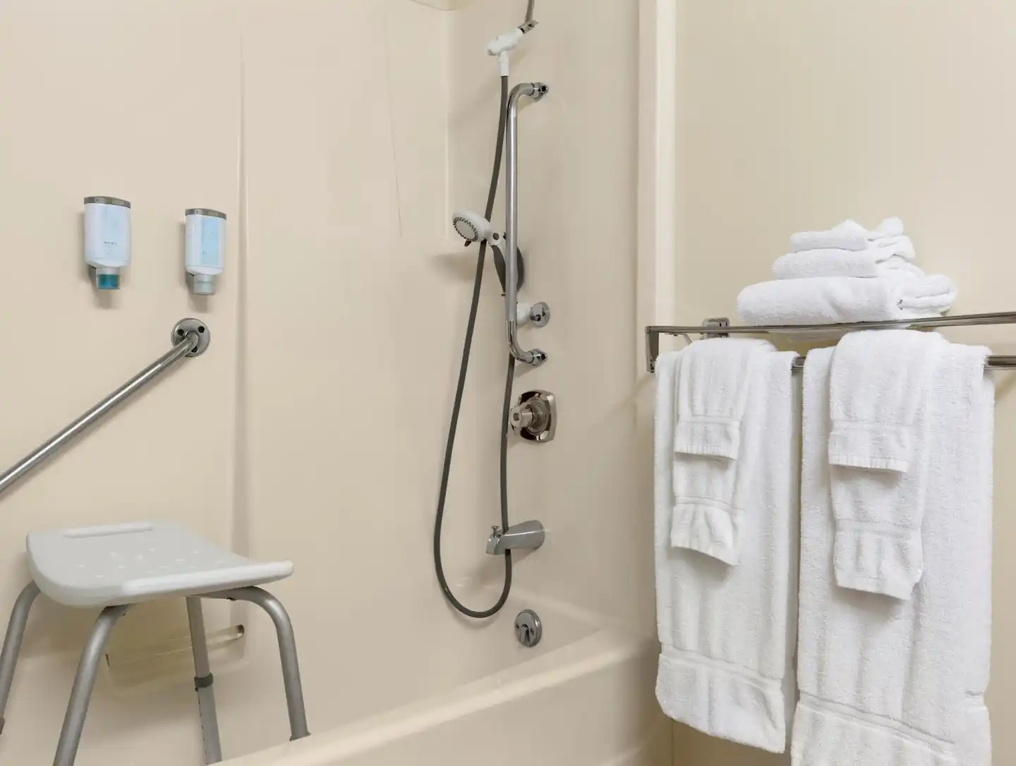 Travelodge Suites New Glasgow Badezimmer