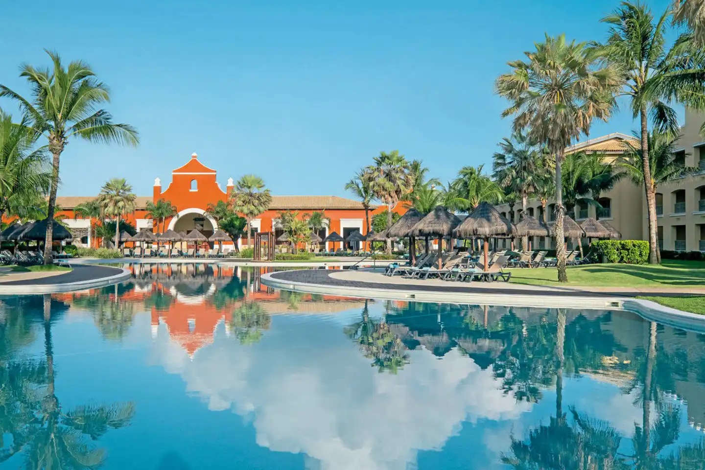 Iberostar Waves Bahia Pool