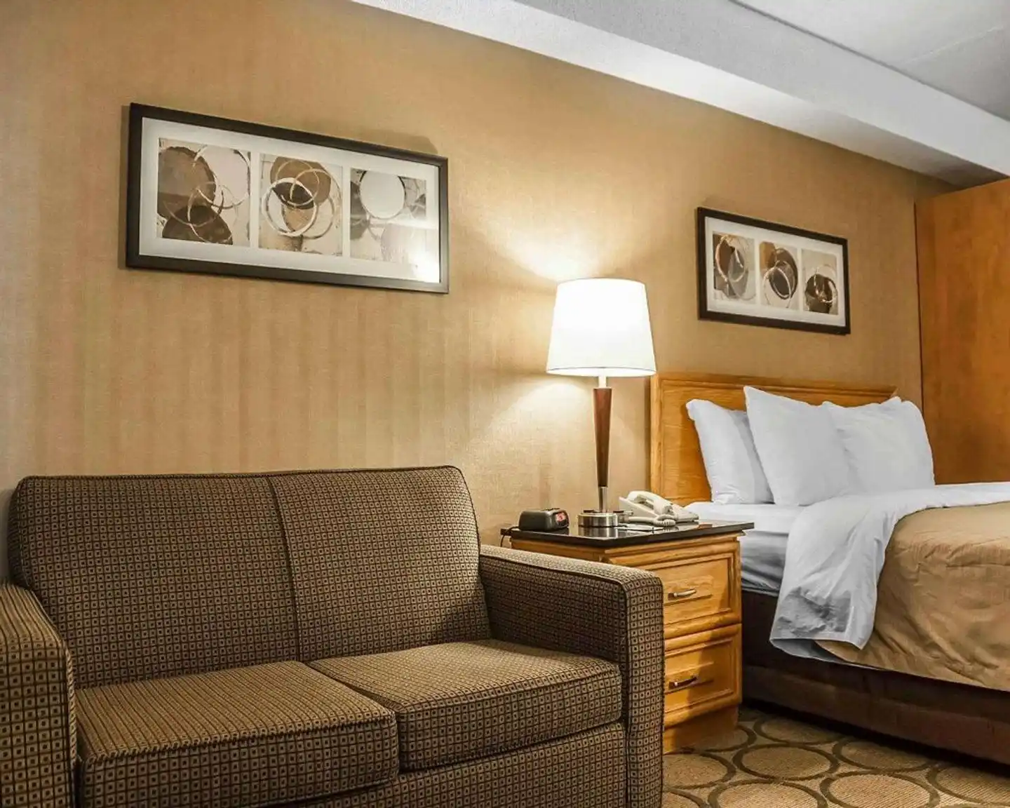 Comfort Inn Laval Lobby