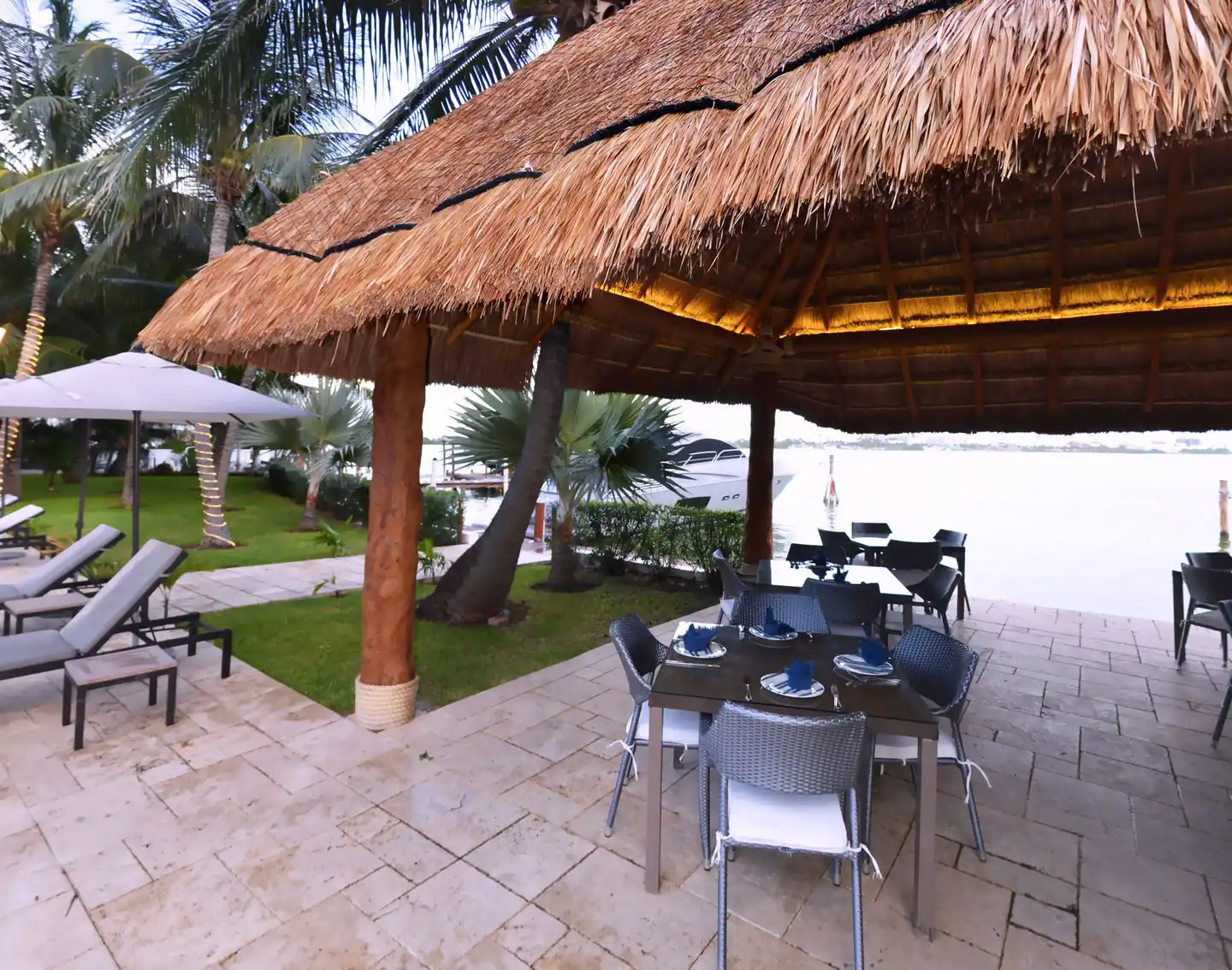 Sina Suites Bar