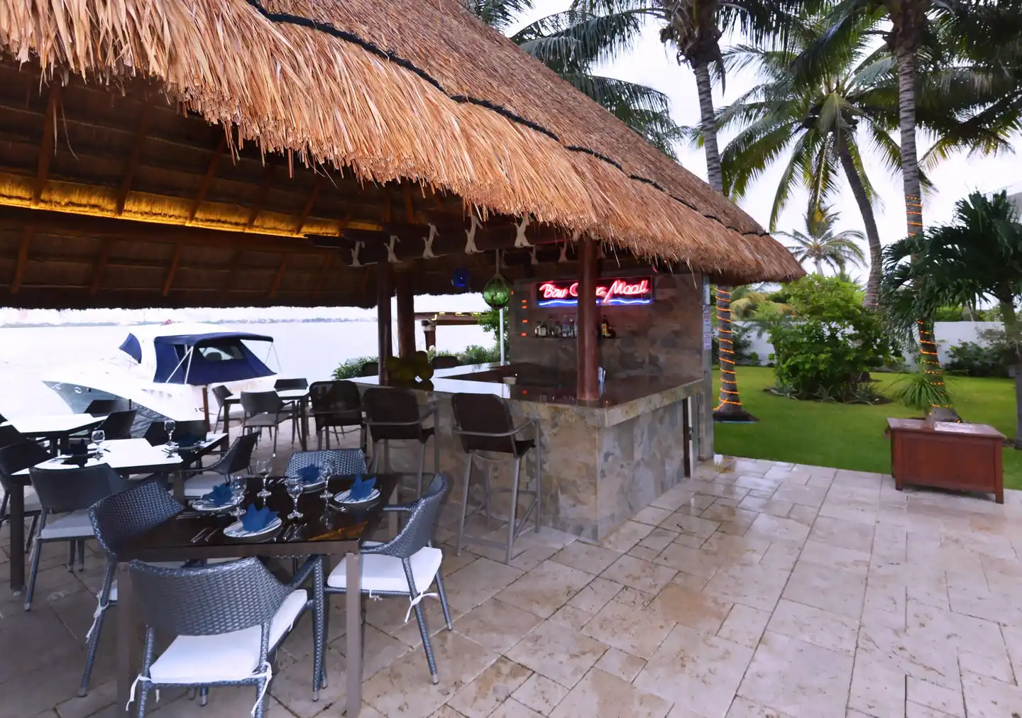 Sina Suites Bar