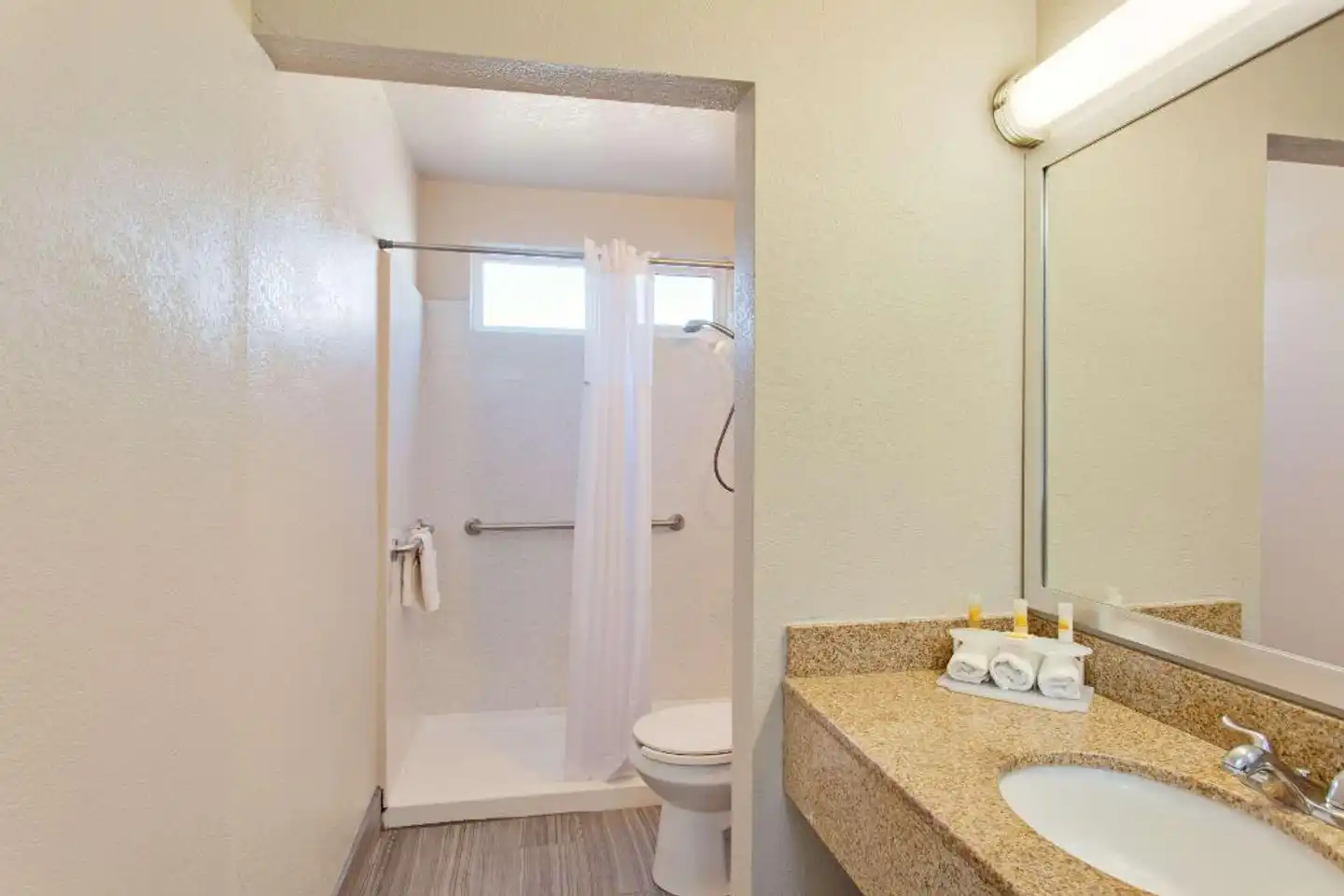 Days Inn by Wyndham Chowchilla Gateway to Yosemite Badezimmer