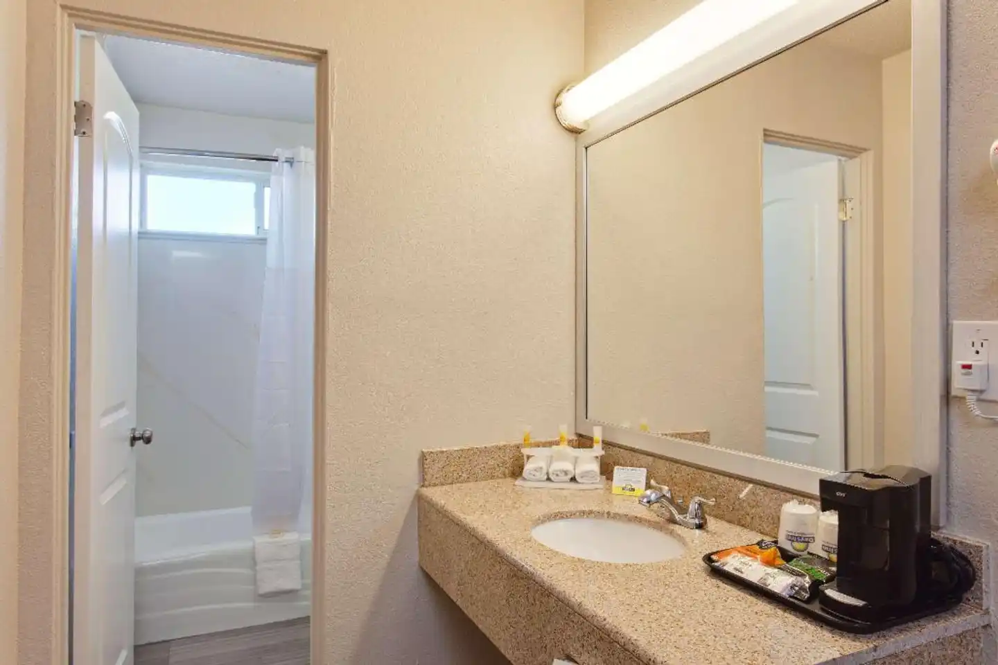 Days Inn by Wyndham Chowchilla Gateway to Yosemite Badezimmer