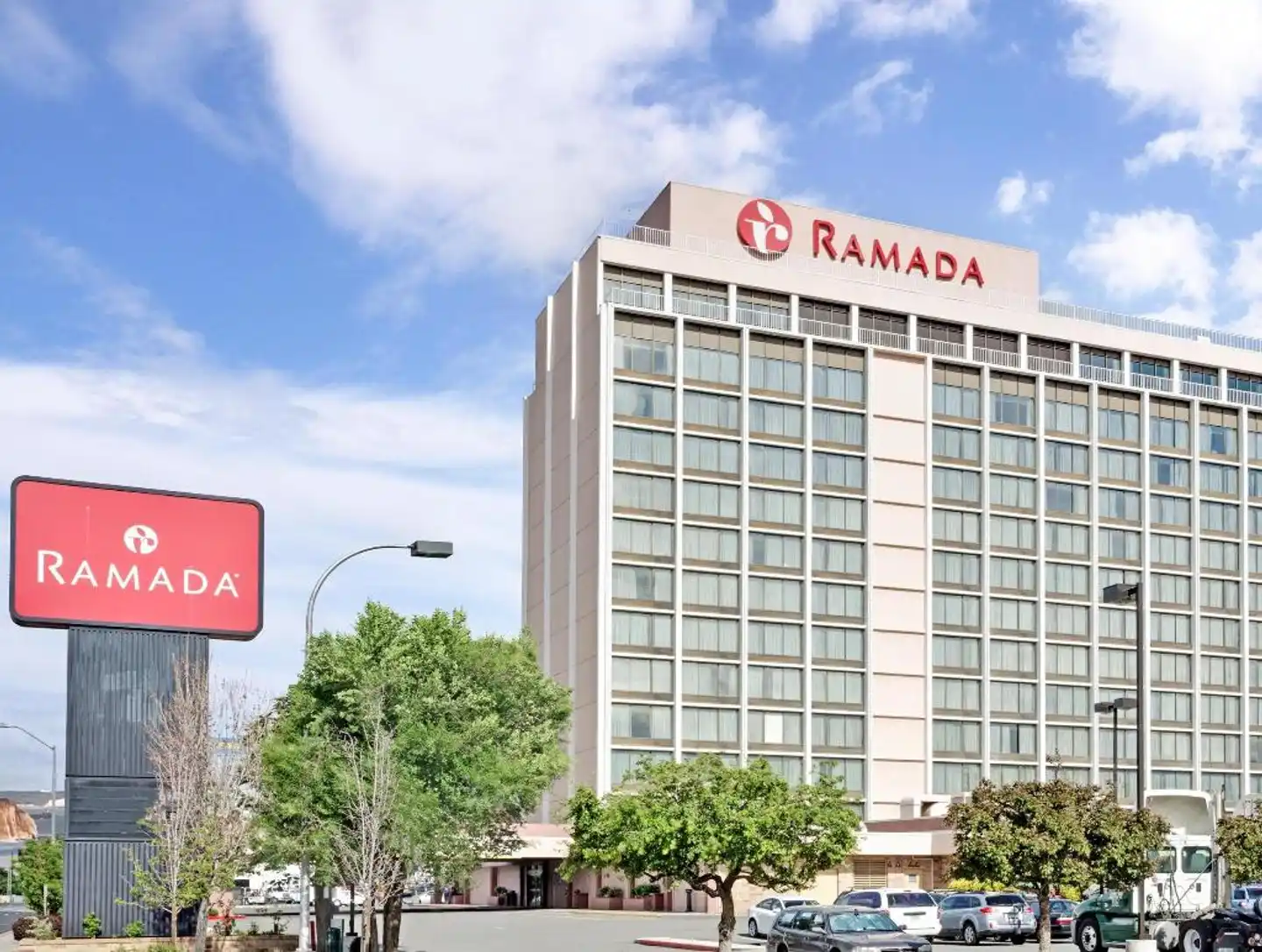 Ramada by Wyndham Reno Hotel & Casino Aussenansicht