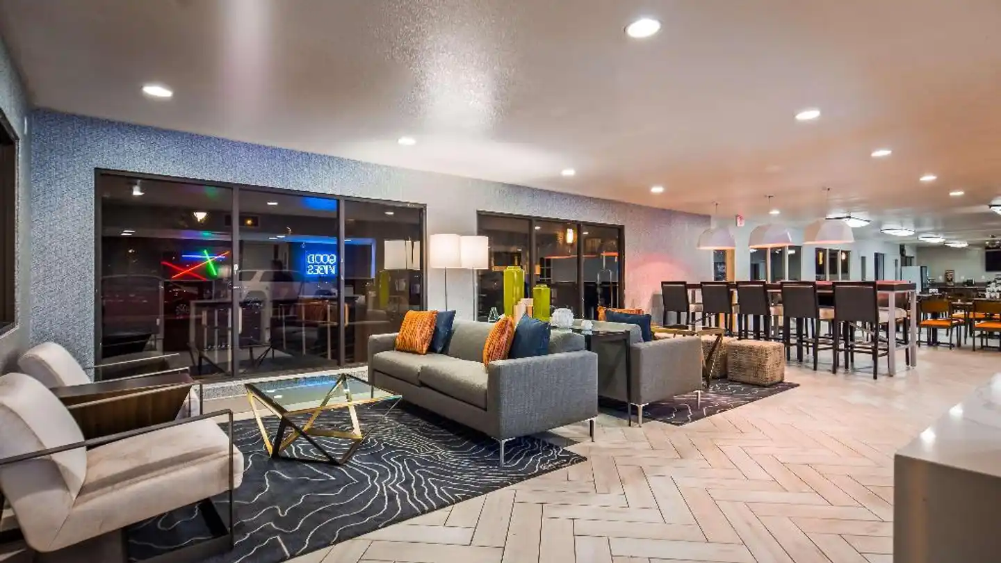 BEST WESTERN InnSuites Phoenix Hotel & Suites Lobby