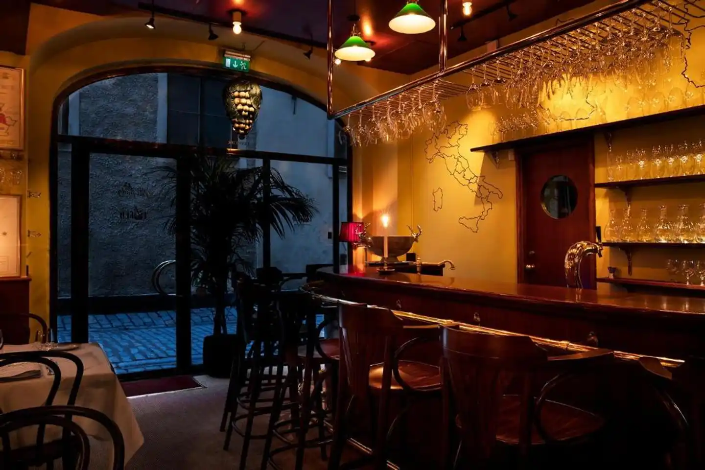 Collector's Victory Hotel Bar