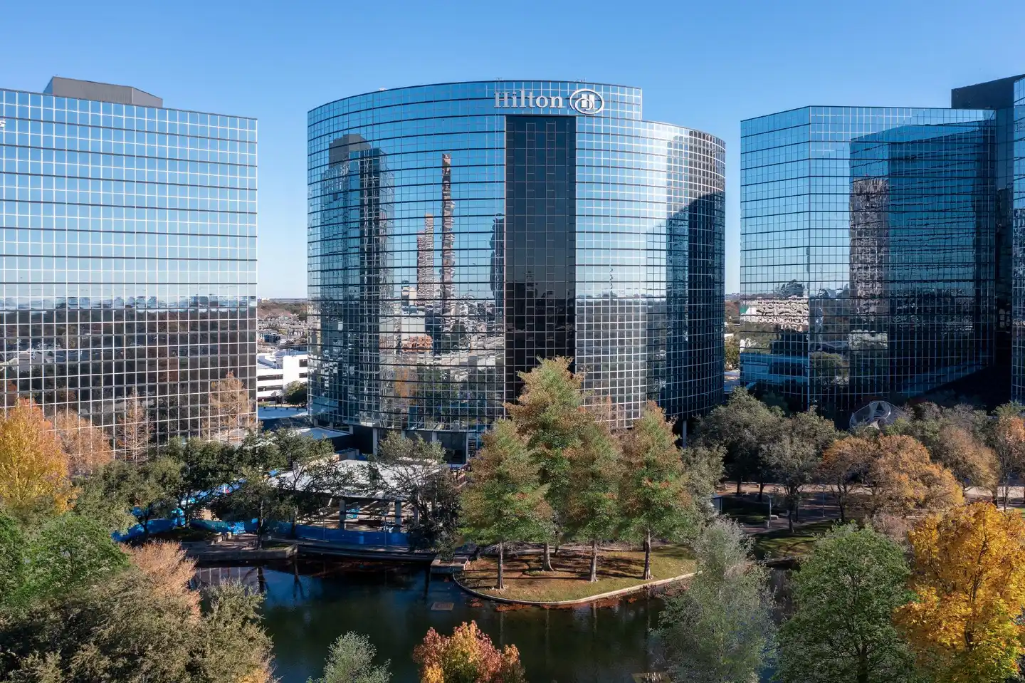 Hilton Dallas Lincoln Centre Aussenansicht