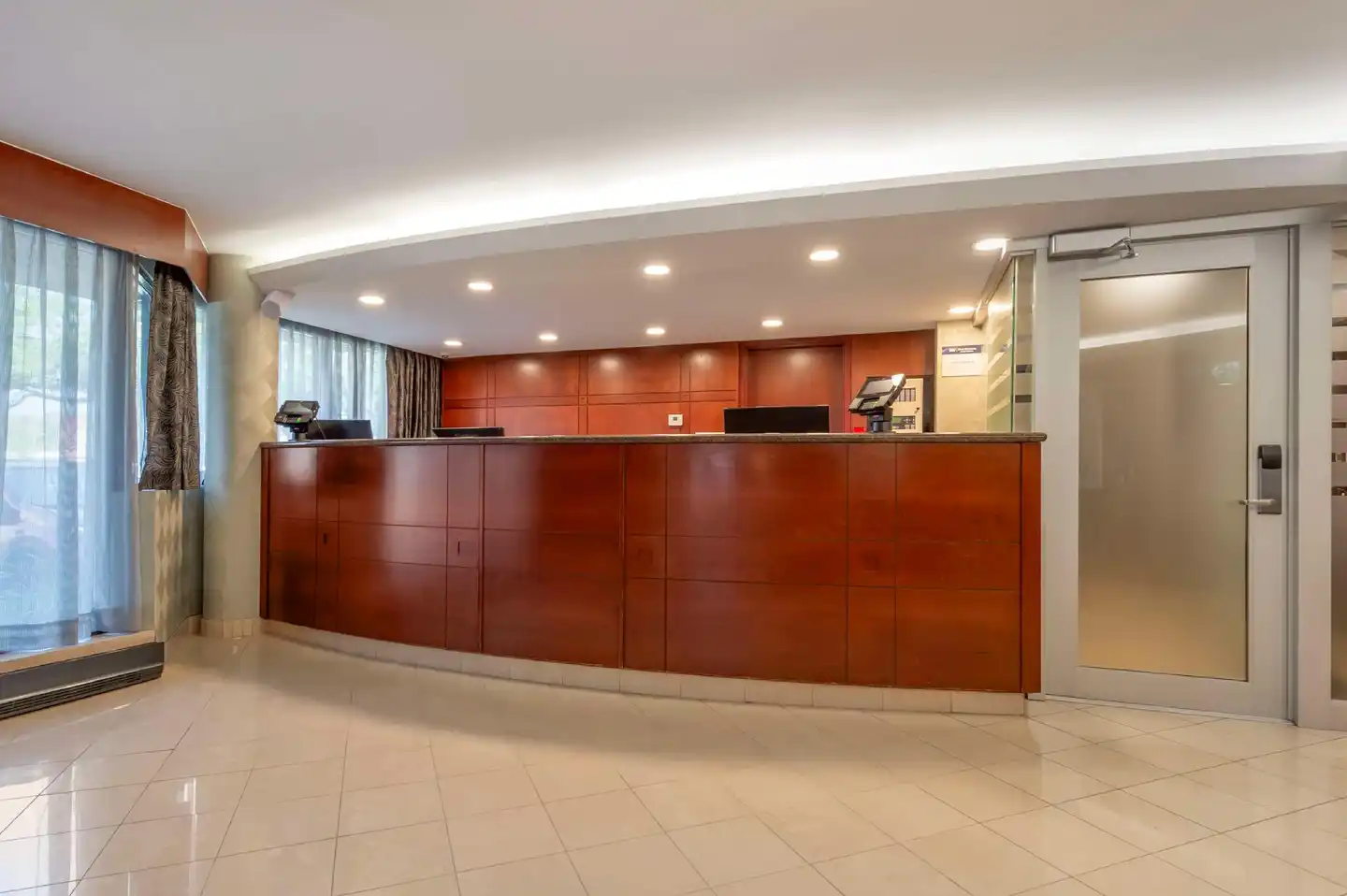 Best Western Plus Ottawa City Centre Lobby
