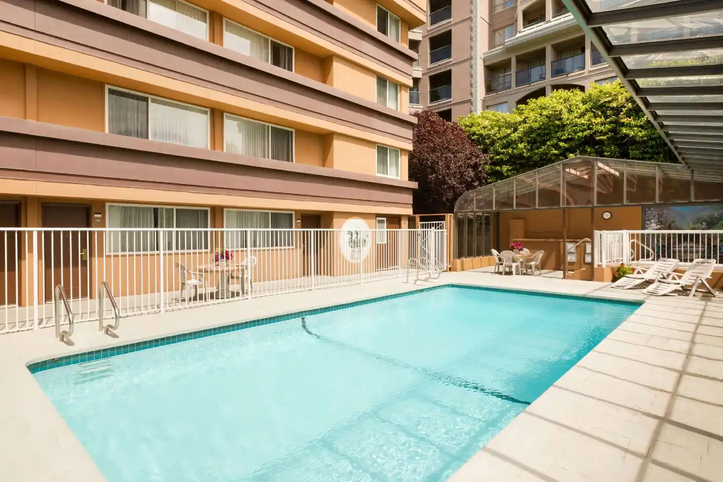 Days Inn by Wyndham Victoria On The Harbour Pool