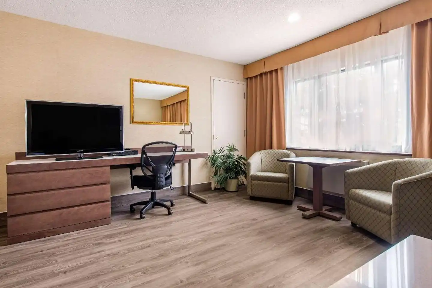 Quality Inn & Suites & Conference Centre - Gatineau Lobby