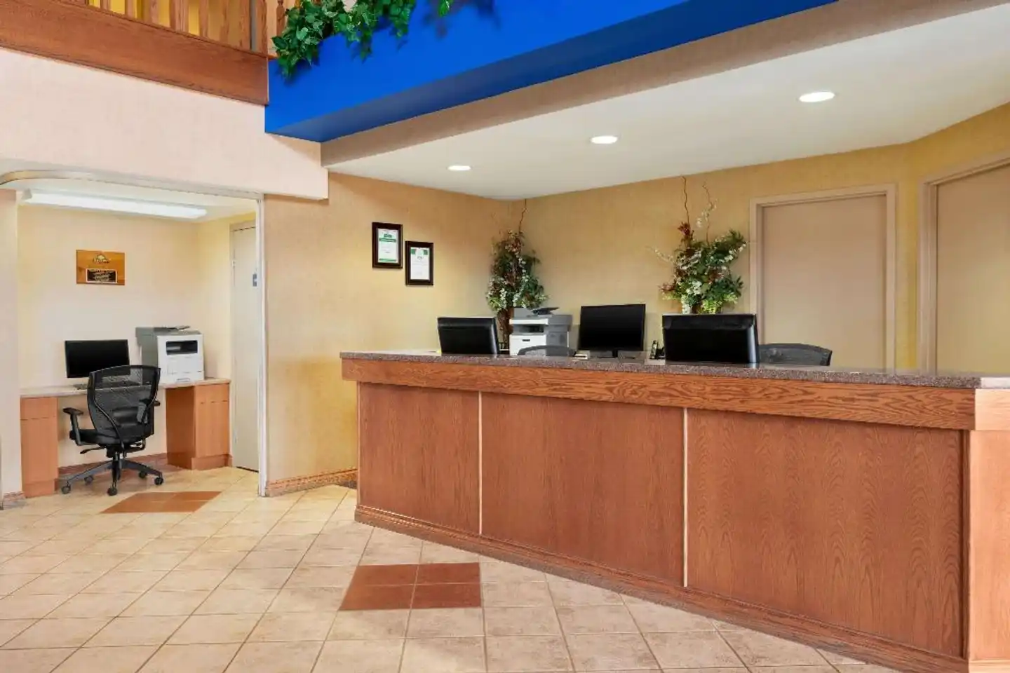 Days Inn & Suites by Wyndham Thompson Lobby
