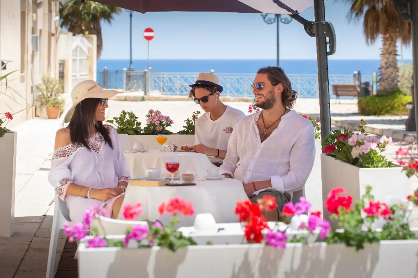 Al Madarig Hotel Personen